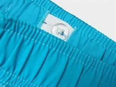 Justerbar elastik med knaphuller i taljen på blålige badeshorts med pokemon print fra Name It 13239656 Bluefish